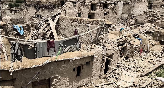 أكثر من 620 قتيلًا و نحو 1600 مصاب جراء زلزال مدمر شرق أفغانستان