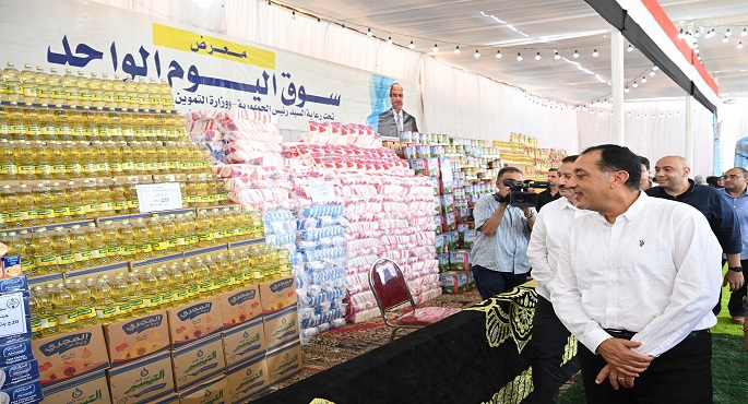رئيس الوزراء يتفقد سوق اليوم الواحد للسلع الغذائية بأشمون
