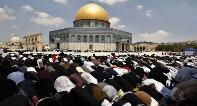 آلاف المواطنين يؤدون الجمعة فى المسجد الأقصى
