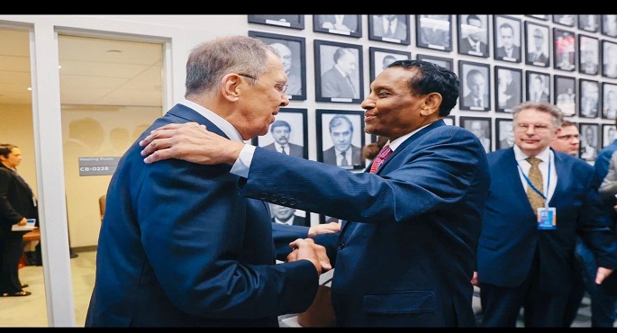 وزير الخارجية الروسية ورئيس وزراء السودان يناقشان الأزمة العسكرية والسياسية فى السودان