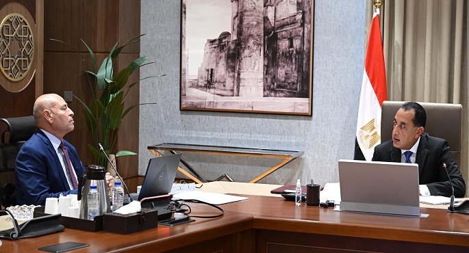 رئيس الوزراء يتابع مع محافظ القاهرة الموقف التنفيذى الحالى لعدد من المشروعات الجارية بالمحافظة