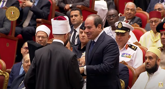 بالفيديو .. وزير الأوقاف يهدى الرئيس السيسى هدية تذكارية بمناسبة المولد النبوى الشريف
