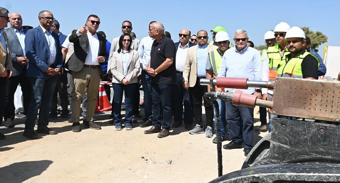 وزير الإسكان ومحافظ البحيرة يتفقدان مشروع ازدواج خط مياه وادى النطرون