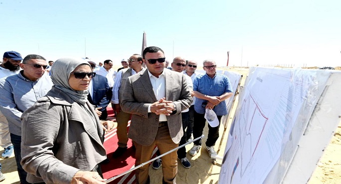 وزير الإسكان يتفقد مشروعات شبكات الطرق والمرافق بتوسعات مدينة الشيخ زايد