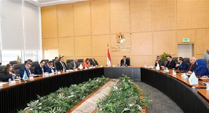 وزير الإسكان يناقش الإجراءات التنفيذية للاستراتيجية الوطنية للعمران والبناء الأخضر والمستدام