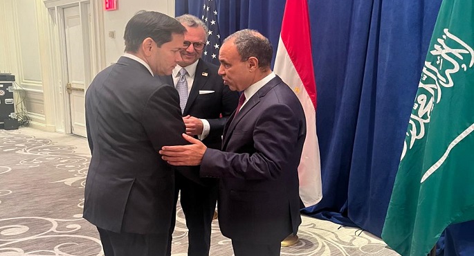وزير الخارجية يؤكد لنظيره الأمريكى ضرورة تكثيف الجهود لوقف نزيف الدماء ومنع تهجير الفلسطينيين