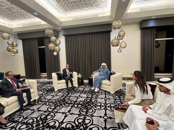 وزير الخارجية ونظيره الإماراتى يؤكدان الاعتزاز بالعلاقات التى تربط بين البلدين