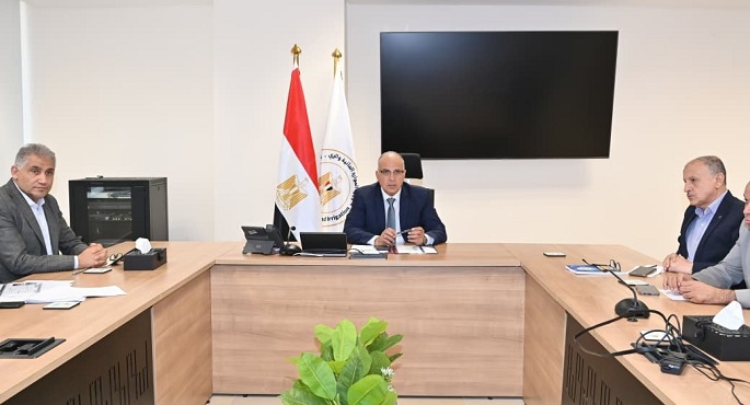 وزير الرى يبحث الإجراءات العاجلة للتعامل مع حالات الطوارئ التى تواجه محطات رفع المياه