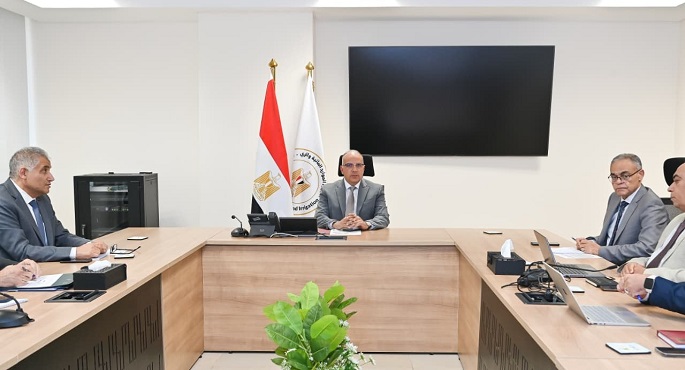 وزير الرى يبحث “مشروع إعادة تأهيل نظام الرى فى وادى النقرة لمواجهة التغيرات المناخية”