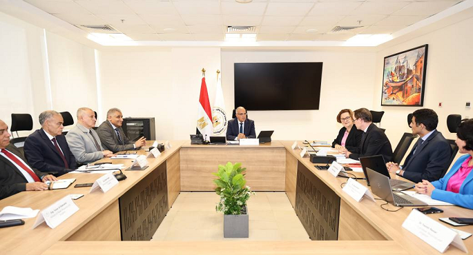 وزير الرى يبحث الاستفادة من الخبرة الفرنسية فى إحلال محطات الرفع