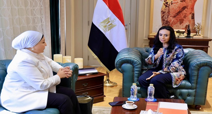 وزيرة التضامن تتلقى طلب الاتحاد المصرى لتمويل المشروعات المتوسطة والصغيرة ومتناهية الصغر