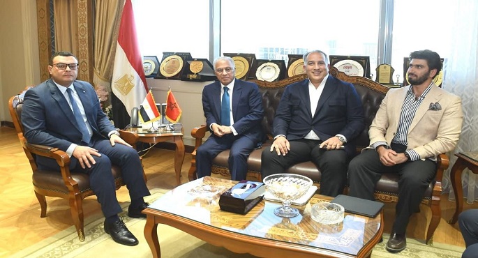 وزير الإسكان يلتقى السفير المغربى لبحث أوجه التعاون بين مصر والمغرب