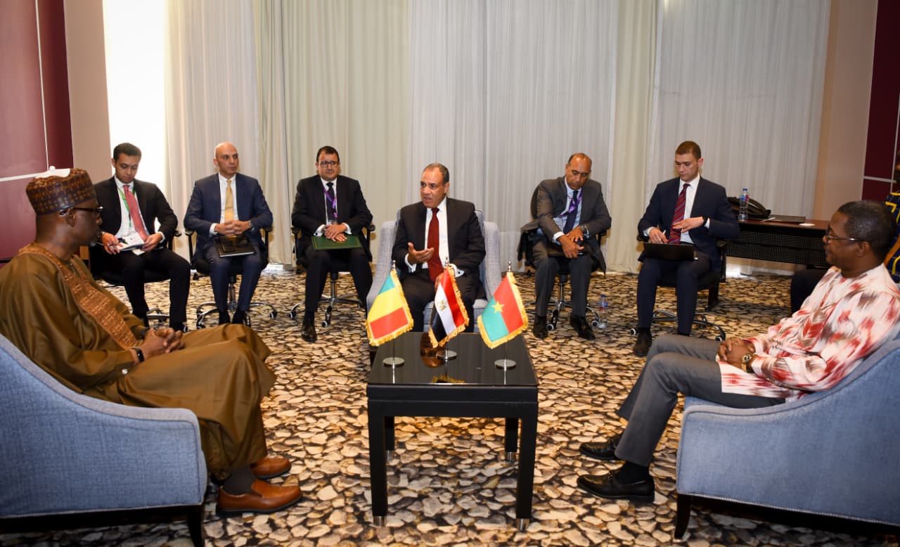 وزير الخارجية يعقد لقاءً ثلاثيًا مع نظيريه المالى والبوركينى على هامش منتدى أسوان للسلام والتنمية المستدامين