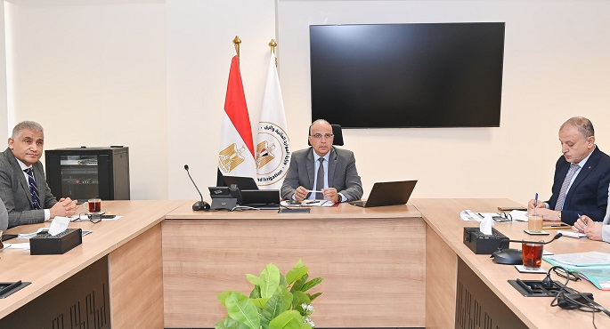وزير الرى يبحث موقف منظومة تطهيرات المجارى المائية وأعمال التطوير الجارية