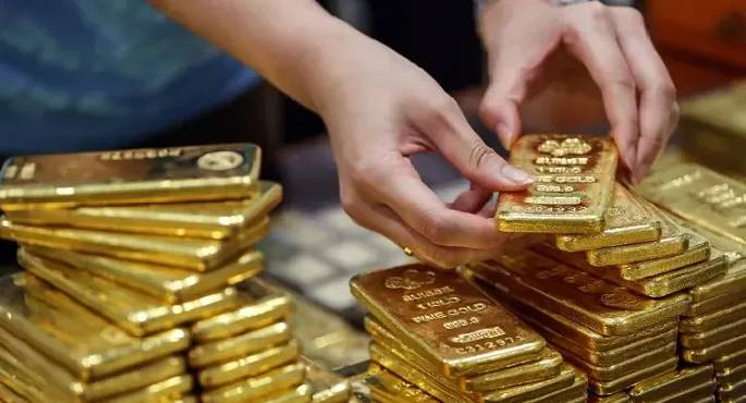 الذهب يتراجع مع صعود الدولار وسط حذر الفيدرالى مع الحفاظ على مكاسبه الشهرية