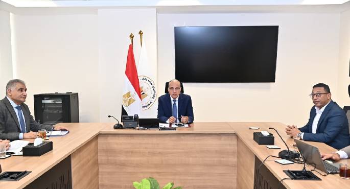 وزير الرى يتابع موقف تنفيذ منشآت الحماية من أخطار السيول بمحافظة البحر الأحمر