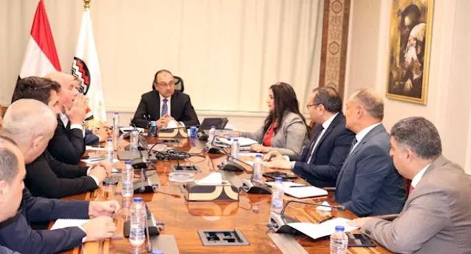 وزير قطاع الأعمال يبحث مع مجموعة إروجلو العالمية تشغيل مصانع النسيج