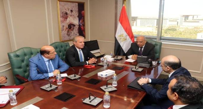 وزير الكهرباء يجتمع مع خبراء من جامعة عين شمس وهيئة المواد النووية