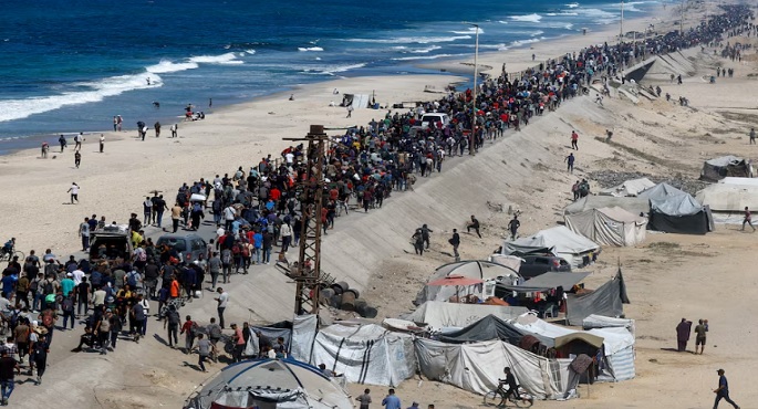 آلاف النازحين الفلسطينيين يعودون لمنازلهم المدمرة فى غزة مع بدء وقف إطلاق النار
