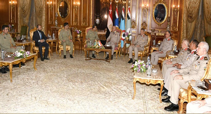 بالفيديو.. وزير الدفاع ورئيس الأركان يلتقيان رئيس أركان القوات البرية الباكستانية