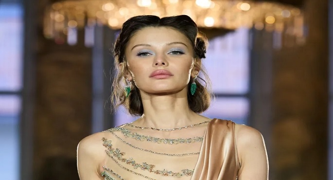 المكياج الفضائى.. صيحة جمالية بين النجوم ولمعان المجرّات