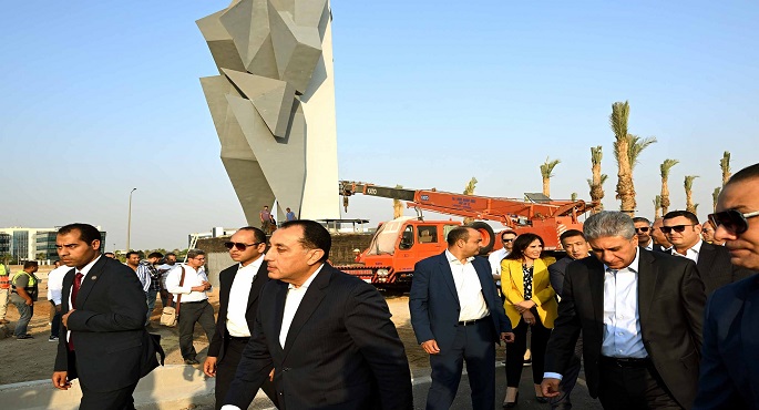 رئيس الوزراء يطمئن ميدانيا على الانتهاء من أعمال تطوير المنطقة المحيطة بالمتحف المصرى الكبير والطرق المؤدية إليه