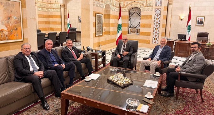 رئيس الوزراء اللبنانى يبحث مع وفد فلسطينى أوضاع اللاجئين ومسار تسليم السلاح داخل المخيمات