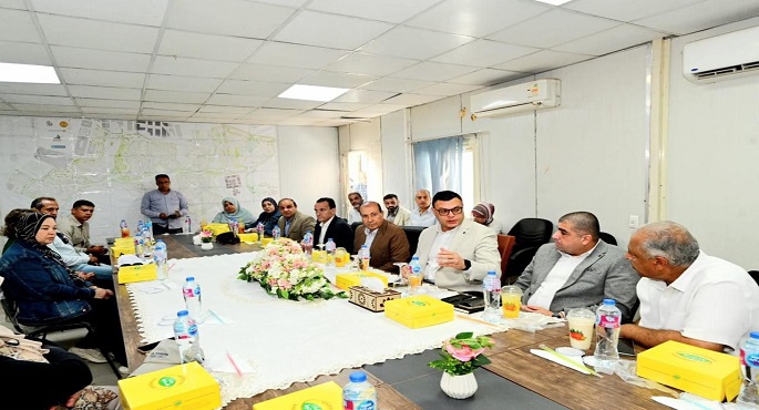 وزير الإسكان يعقد اجتماعًا مع الشركات العاملة بحدائق تلال الفسطاط ويتابع الاعمال النهائية بالمشروع
