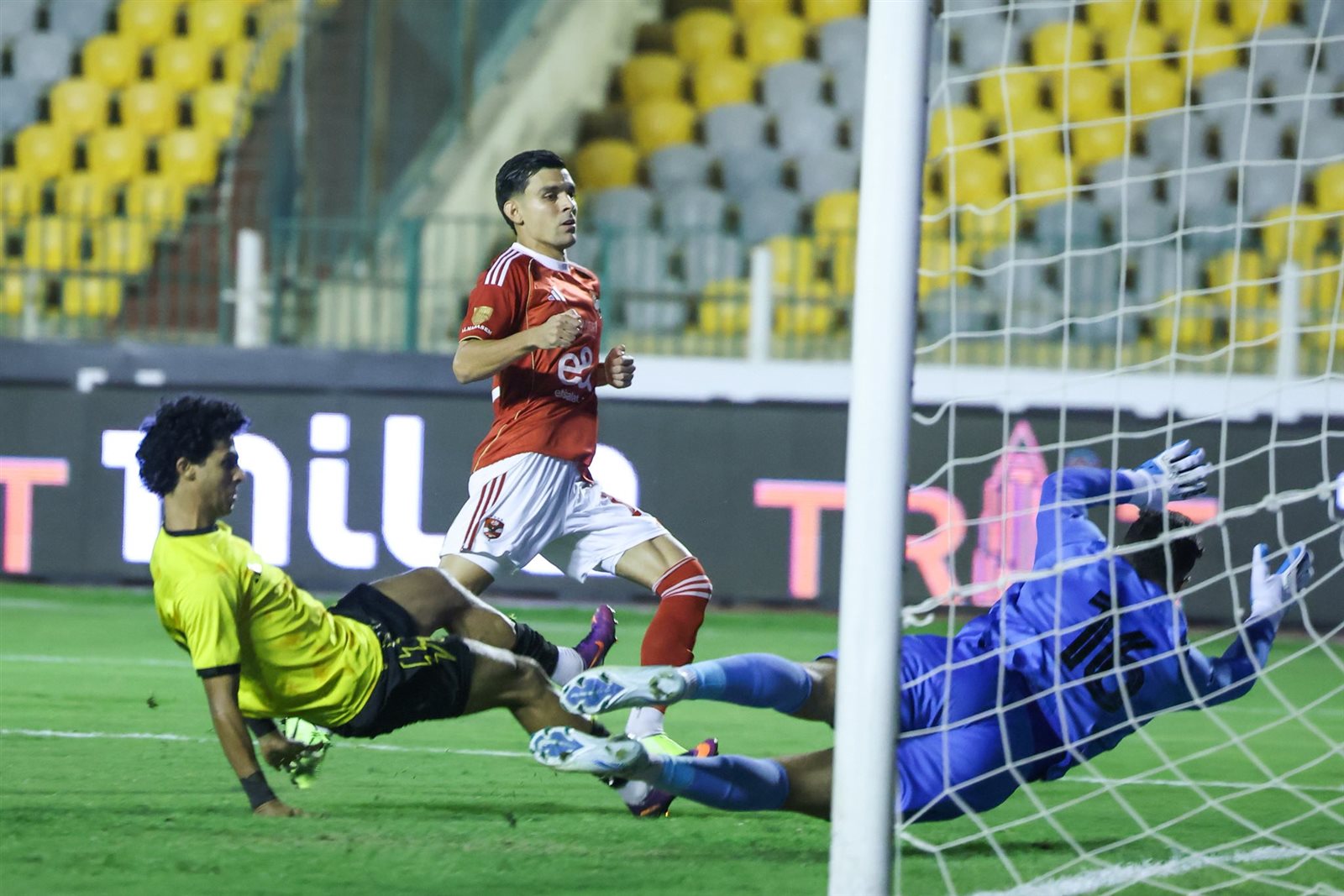 الأهلى يهزم كهرباء الإسماعيلية 4-2 ويواصل الزحف نحو صدارة الدورى