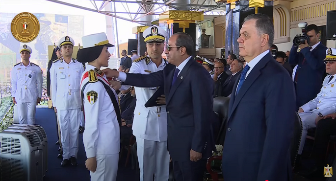 بالفيديو .. الرئيس السيسى يمنح أوائل خريجى كلية الشرطة والدراسات العليا ومركز بحوث الشرطة نوط الامتياز من الطبقة الثانية