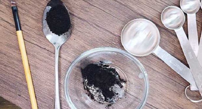 4 خطوات بسيطة لعمل الكحل الطبيعى فى البيت
