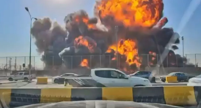 اندلاع حريق ضخم نتيجة إنفجار أحد التوربينات فى موقع نفطي بالبرجسية بالعراق