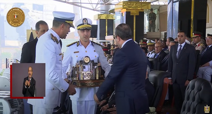 رئيس أكاديمية الشرطة يهدى الرئيس السيسى مجسمًا تذكاريًا يُجسد الرموز الوطنية