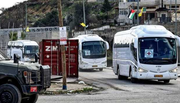 تحرك حافلات الأسرى الفلسطينيين المفرج عنهم تمهيدًا لإطلاق سراحهم