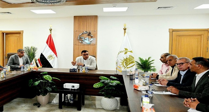 وزير الإسكان يعقد اجتماعًا بمقر جهاز مدينة العبور الجديدة لمتابعة عدد من المشروعات والملفات بالمدينة