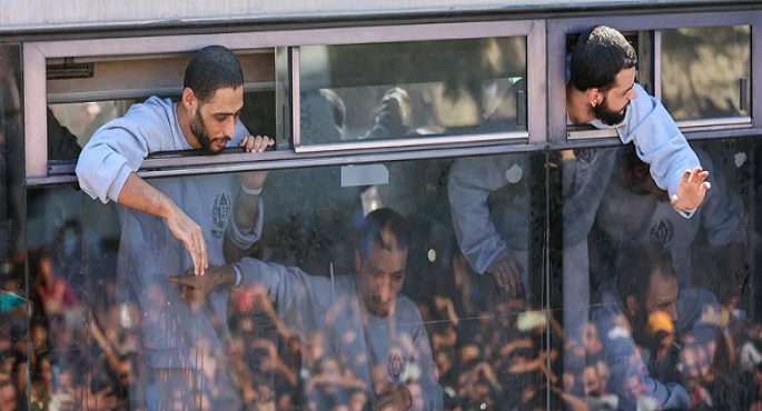 لوموند: وسط أنقاض غزة.. حماس تحتفل بإطلاق سراح 2000 معتقل فلسطينى