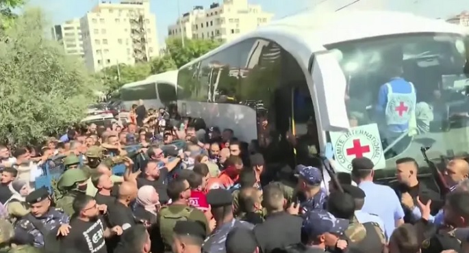فى إطار المرحلة الأولى من اتفاق غزة .. وصول الدفعة الثانية من المعتقلين إلى خان يونس جنوب قطاع غزة