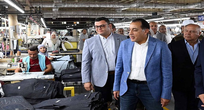 رئيس الوزراء يتفقد مصنع “تى آند سى” للملابس الجاهزة خلال جولته بمحافظة القليوبية