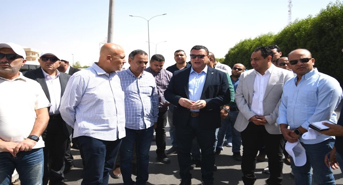 وزير الإسكان يتفقد الأعمال الجارى تنفيذها لتطوير الطرق والمحاور بمدينتى 6 أكتوبر وحدائق أكتوبر