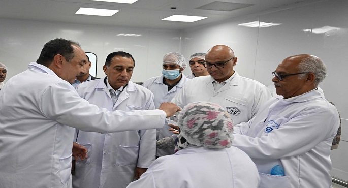 مدبولى يتفقد مصنعى “المستحضرات الصيدلية الصلبة” و”المحاليل الوريدية كبيرة الحجم” بشركة النصر فى القليوبية