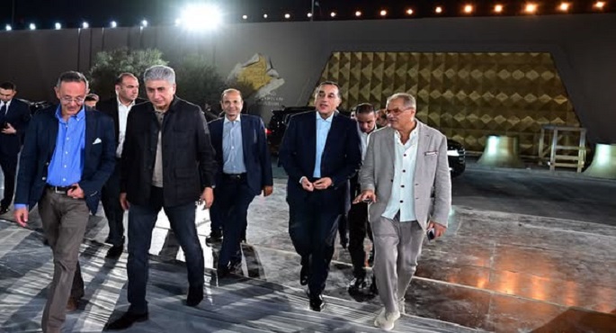 بالصور.. رئيس الوزراء يتابع ميدانياً اللمسات النهائية استعداداً لاحتفالية افتتاح المتحف المصرى الكبير