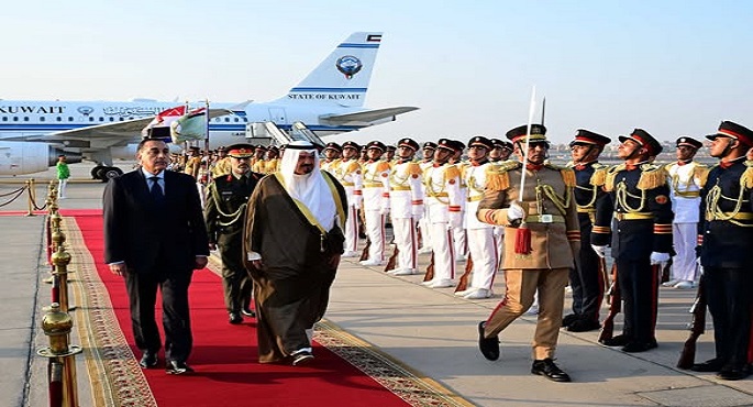 بالصور.. رئيس الوزراء يستقبل نظيره الكويتى بمطار القاهرة الدولى
