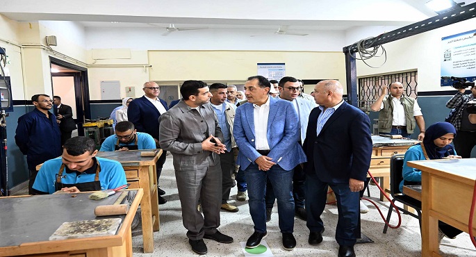 رئيس الوزراء يتفقد مدرسة “إيجيبت جولد” الثانوية للتكنولوجيا التطبيقية المتخصصة فى صناعة الحلى والمجوهرات