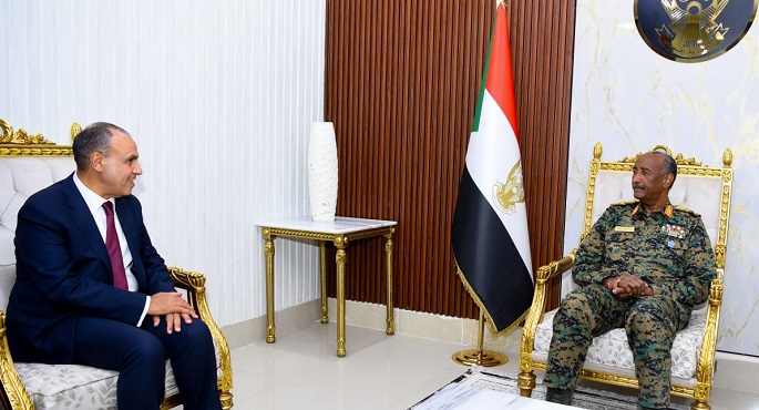 بالصور.. وزير الخارجية يؤكد لعبد الفتاح البرهان جهود مصر لتحقيق الاستقرار فى السودان