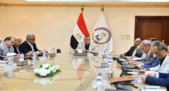 وزير الدولة للإنتاج الحربى يتابع مع رؤساء الشركات موقف المشروعات الجارى تنفيذها