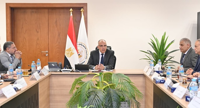 وزير الرى يعقد اجتماعًا مع قيادات الوزارة ورؤساء الإدارات المركزية للرى بالمحافظات