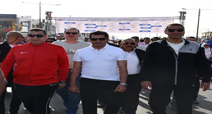 وزير الشباب ومحافظ السويس يفتتحان مسيرة مهرجان يوم المشى العالمى