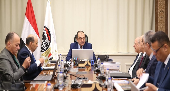 وزير قطاع الأعمال العام يتابع جهود التوافق مع آلية تعديل حدود الكربون لتعزيز تنافسية الصادرات