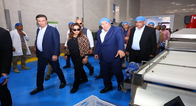 وزيرا التنمية المحلية والزراعة يتفقدان مشروع الإنتاج الحيوانى ومجمع تمور الوادى الجديد