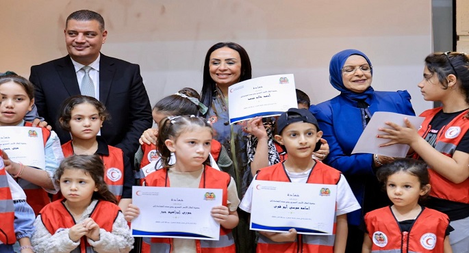 وزيرة التضامن تسلم مجموعة من الأطفال الفلسطينيين شهادات اجتياز دورة “المنقذ الصغير”
